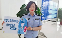 云安警花小姐姐转身,展现警界风采