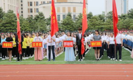 一个打腰鼓的小姐姐英语,Rhythmic Drumming Beauty: A Glimpse into the Grace of a Chinese Drum Solo Performer